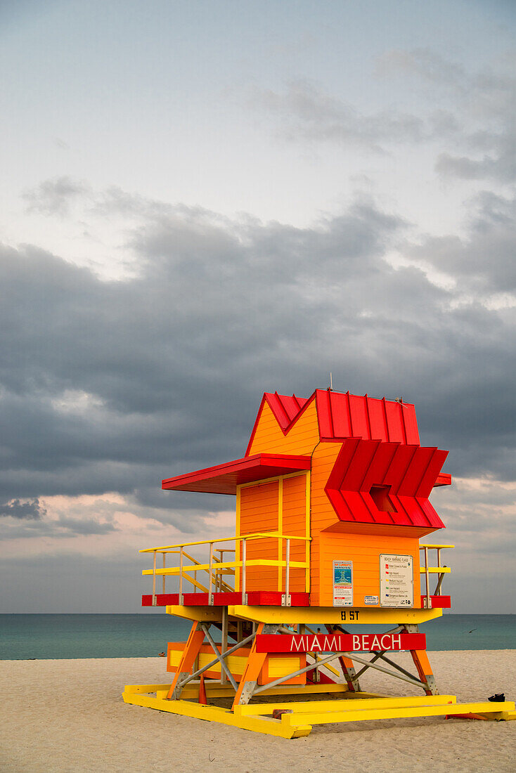 Ikonische Rettungsschwimmerkabine am Strand von Miami, Florida.