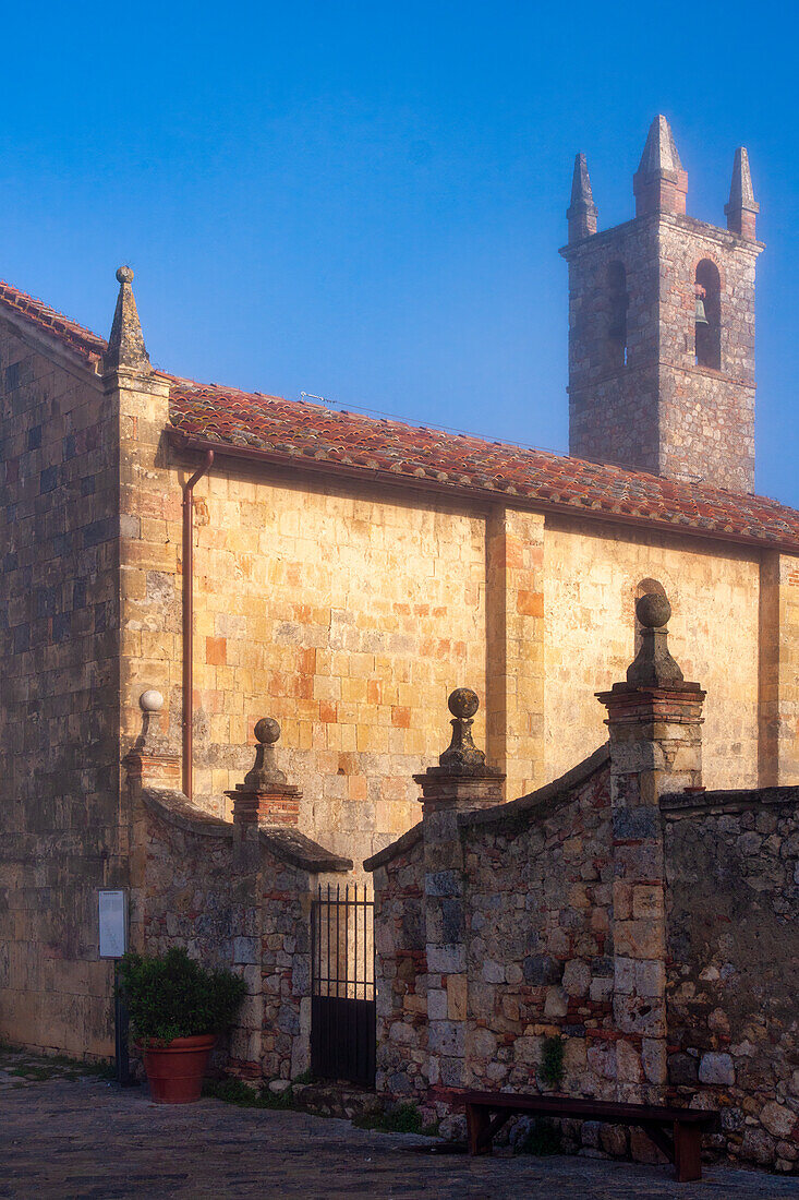 Die Kirche Santa Maria Assunta (Detail) im Morgennebel, Monteriggioni, Provinz Siena, Toskana, Italien, Europa