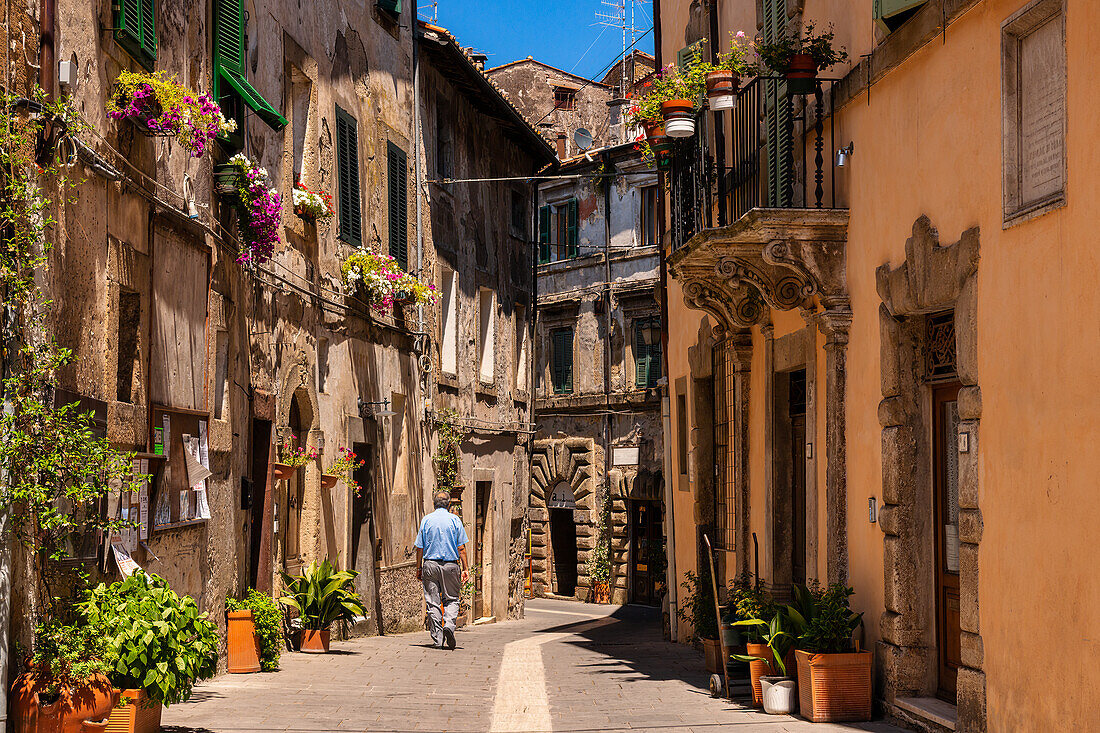 In den malerischen Gassen von Sorano, Provinz Grosseto, Toskana, Italien, Europa