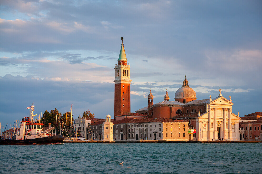 Abendlicher Blick auf San Giorgio Maggiore, Venedig, Venetien, Italien