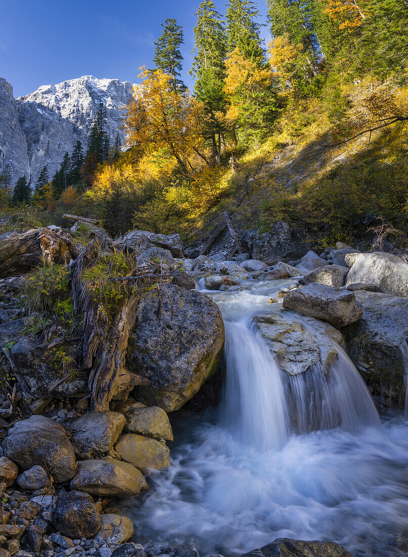 Kleiner Wasserfall auf dem Weg zum Enger Grund, Eng, Hinterriß, Karwendel, Tirol, Österreich