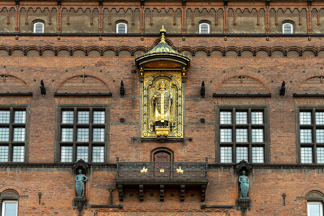 Figur des Bischof Absalon am Kopenhagener Rathaus auf dem  Rathausplatz, Kopenhagen, Dänemark, Europa