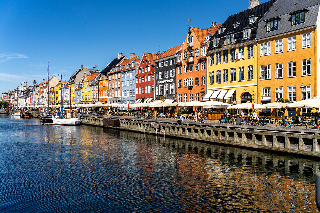 Bunte Häuser, Restaurants und historische Schiffe am Kanal und Hafen Nyhavn, Kopenhagen, Dänemark, Europa 