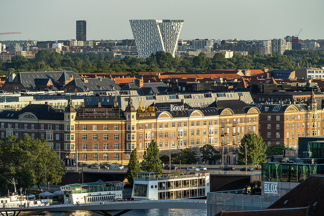 Blick vom Turm der Christiansborg Schlosskirche auf Kopenhagen mit Islands Brygge und Bella Sky Hotel, Kopenhagen, Dänemark, Europa