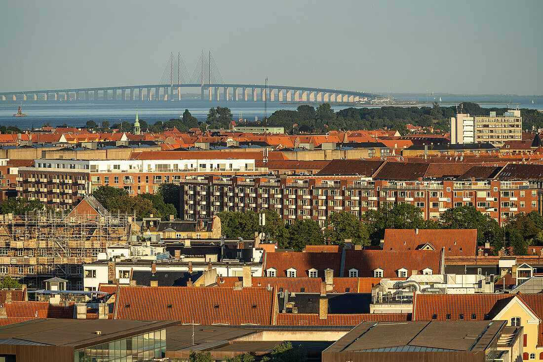 Blick vom Turm der Christiansborg Schlosskirche über Kopenhagen bis zur Öresundbrücke, Kopenhagen, Dänemark, Europa
