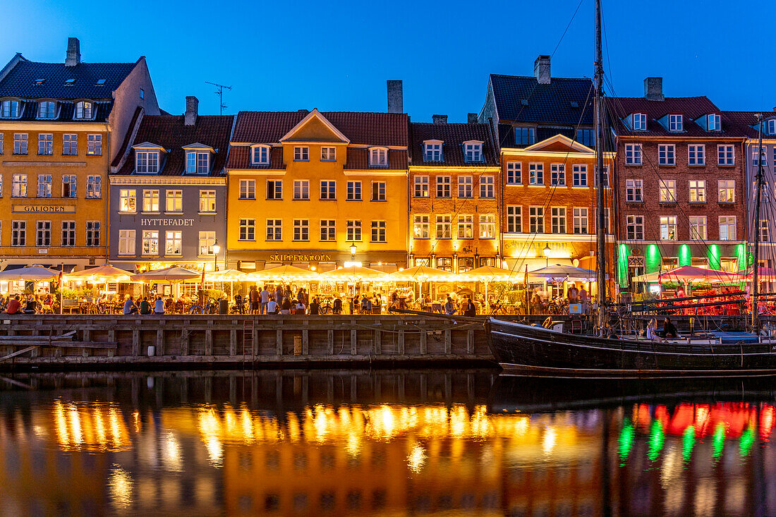 Bunte Häuser, Restaurants und historische Schiffe am Kanal und Hafen Nyhavn in der Abenddämmerung, Kopenhagen, Dänemark, Europa 