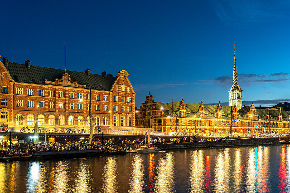 Die ehemalige Börse, Børsen, und C.F. Tietgens Hus am Holmens Kanal in der Abenddämmerung, Kopenhagen, Dänemark, Europa