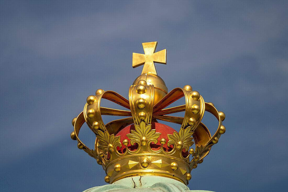 Krone auf dem Dach des königlichen Pavillons am Nordre Toldbod in Kopenhagen, Dänemark, Europa