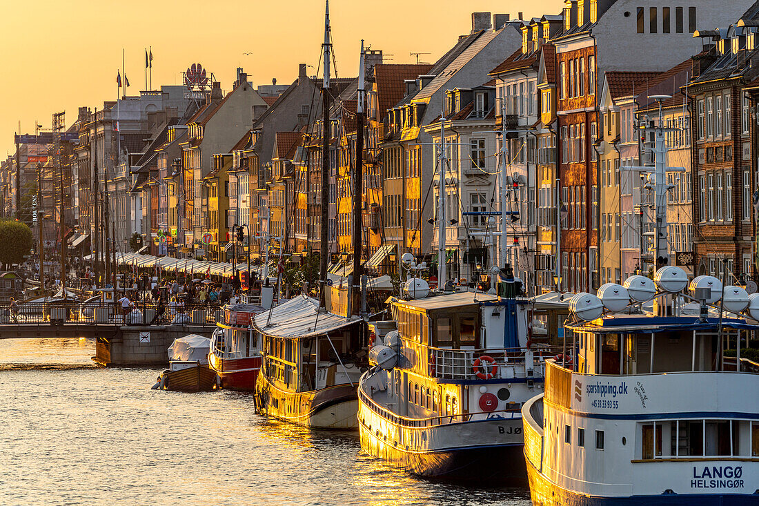 Bunte Häuser, Restaurants und historische Schiffe am Kanal und Hafen Nyhavn, Kopenhagen, Dänemark, Europa