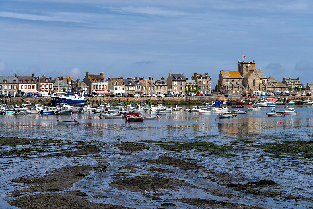 Stadtansicht mit Hafen und Kirche St-Nicolas in Barfleur, Normandie, Frankreich