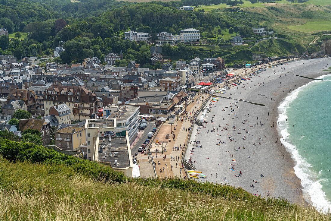 Strand und Stadtansicht Etretat, Normandie, Frankreich 