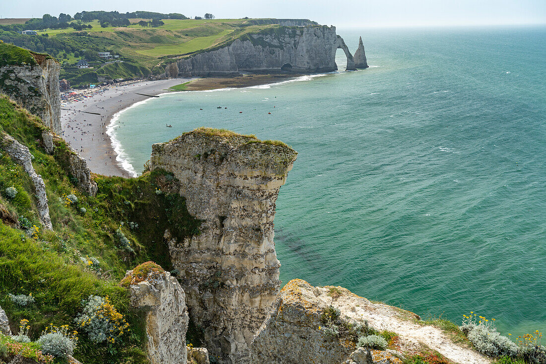 Felsklippen und Kreidefelsen von Etretat, Normandie, Frankreich 