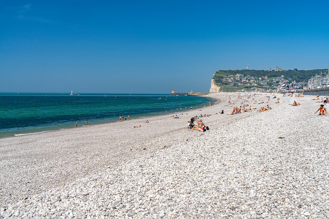 Strand und Steilküste von Fécamp, Normandie, Frankreich 