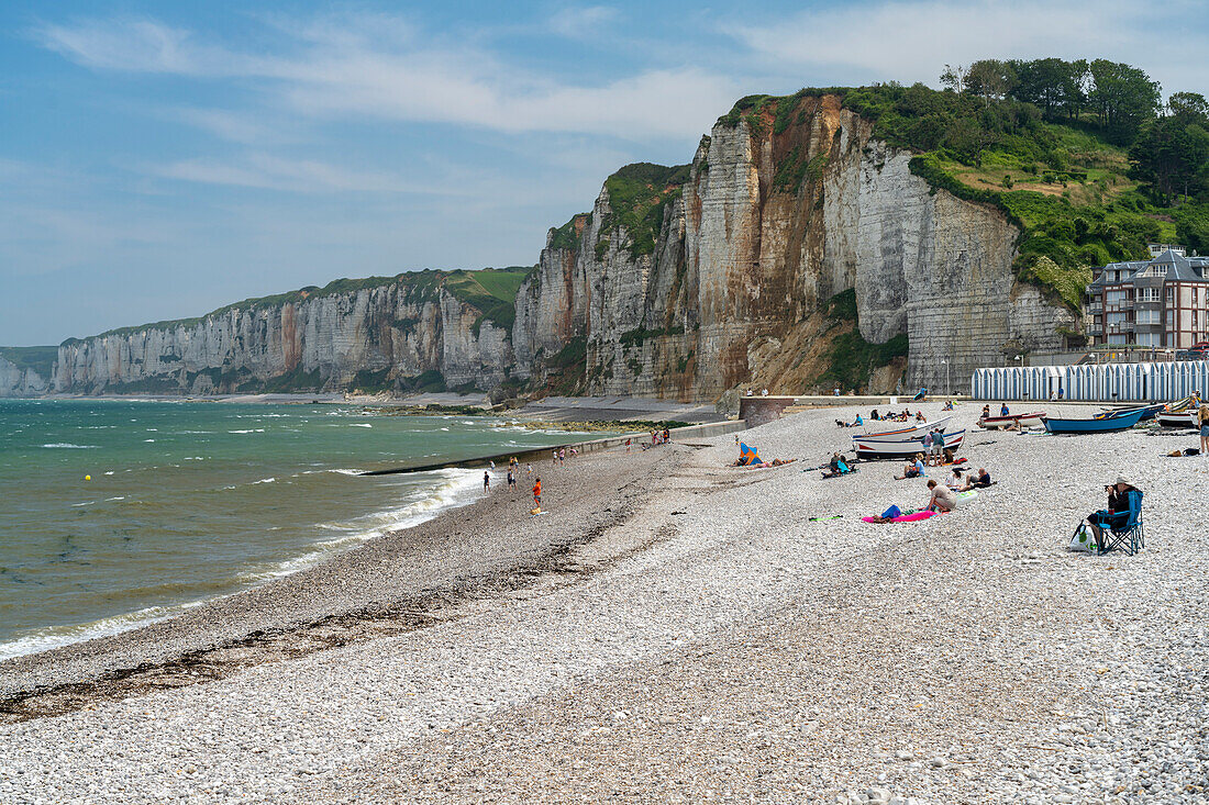Strand und die Felsklippen von Yport, Normandie, Frankreich  