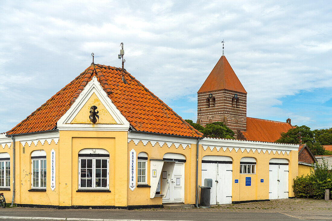 Havnekontor und St. Hans Kirke im Hauptort Stege, Insel Mön, Dänemark, Europa 
