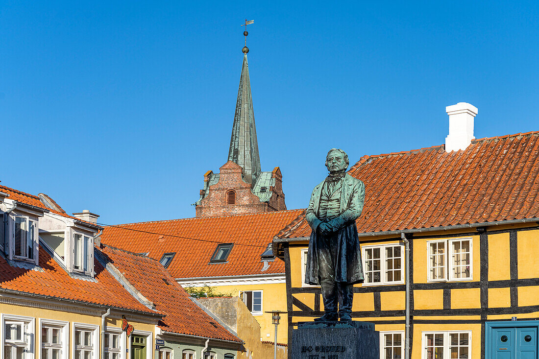 Der Platz Gaasetorvet mit Statue von Physiker Hans Christian Örsted in der Innenstadt von Rudköbing,  Insel Langeland, Dänemark, Europa