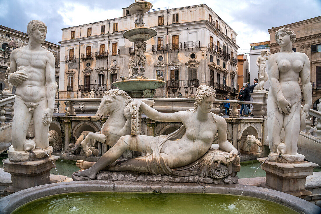 Statuen auf dem Brunnen Fontana Pretoria, Palermo, Sizilien, Italien, Europa  
