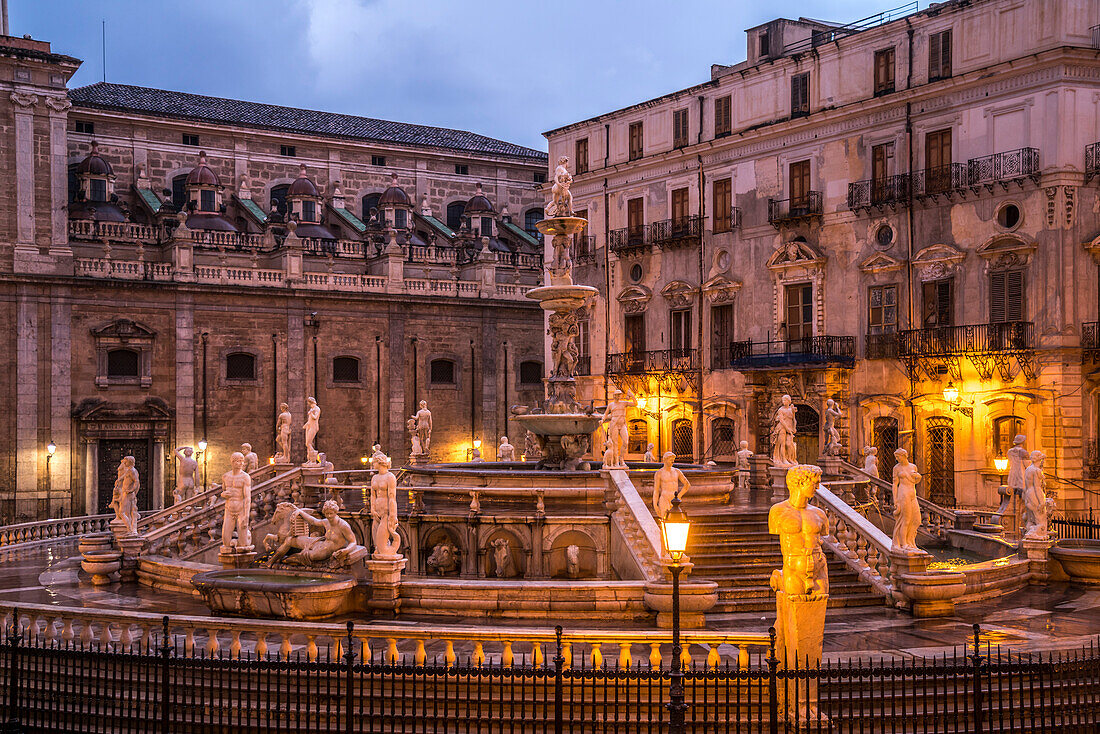 Brunnen Fontana Pretoria in der Abenddämmerung, Palermo, Sizilien, Italien, Europa  