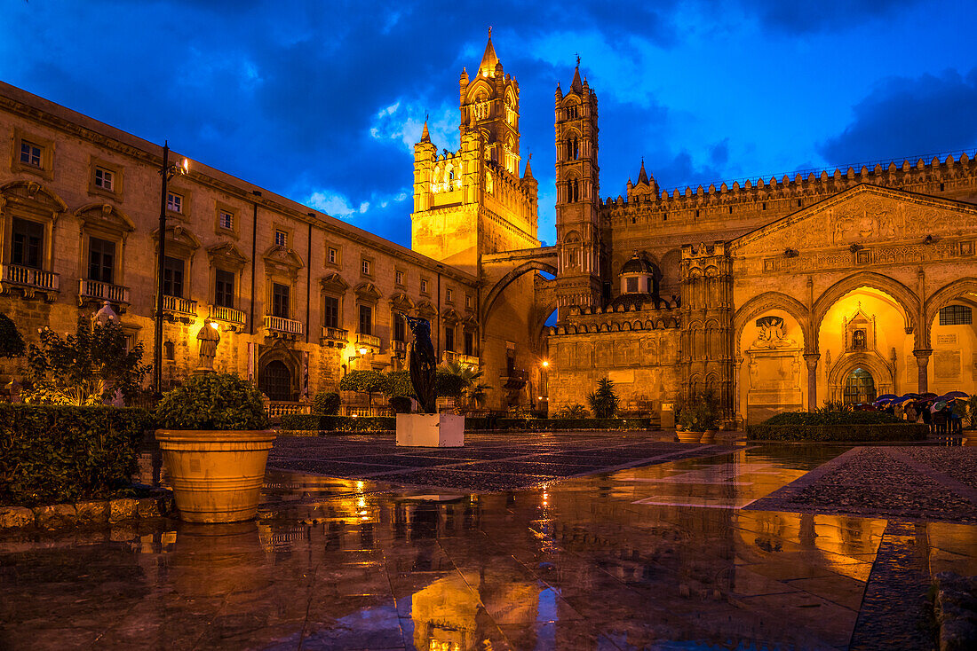 Kathedrale Maria Santissima Assunta in der Abenddämmerung, Palermo, Sizilien, Italien, Europa