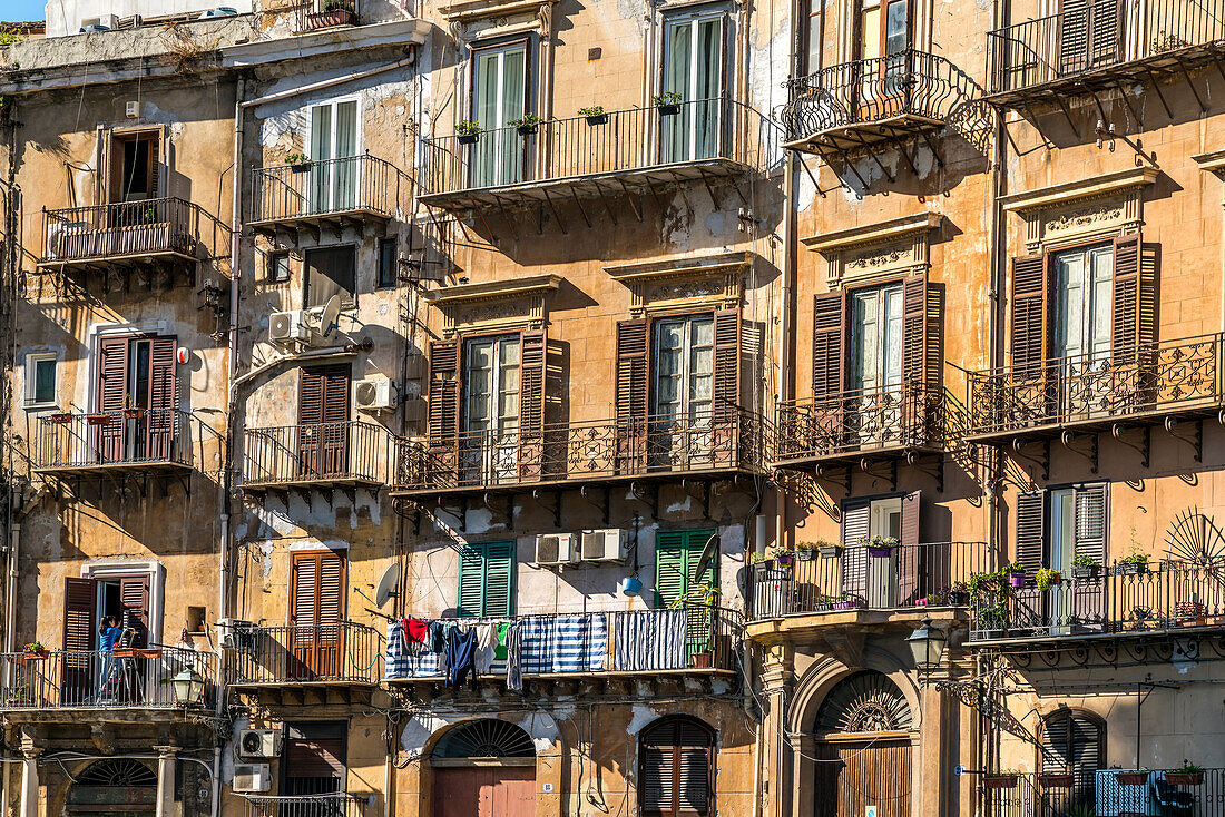 Typische Balkone an einem Wohnhaus der Altstadt, Palermo, Sizilien, Italien, Europa
