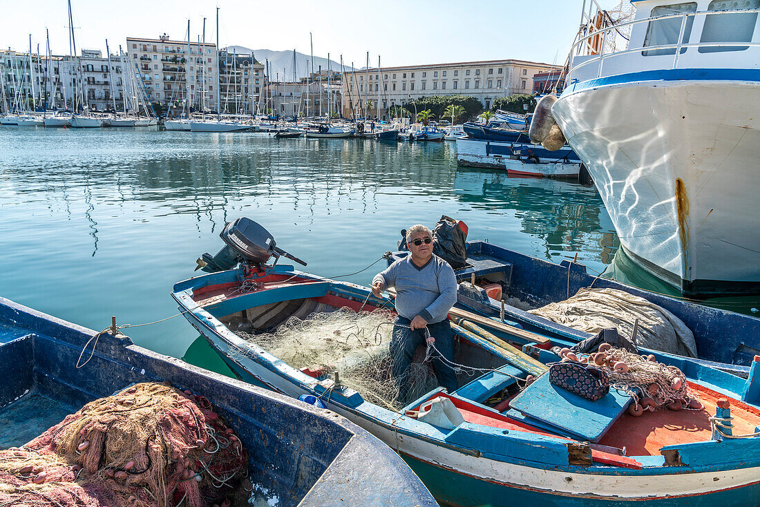 Fischer beim Reparieren der Netze, Palermo, Sizilien, Italien, Europa