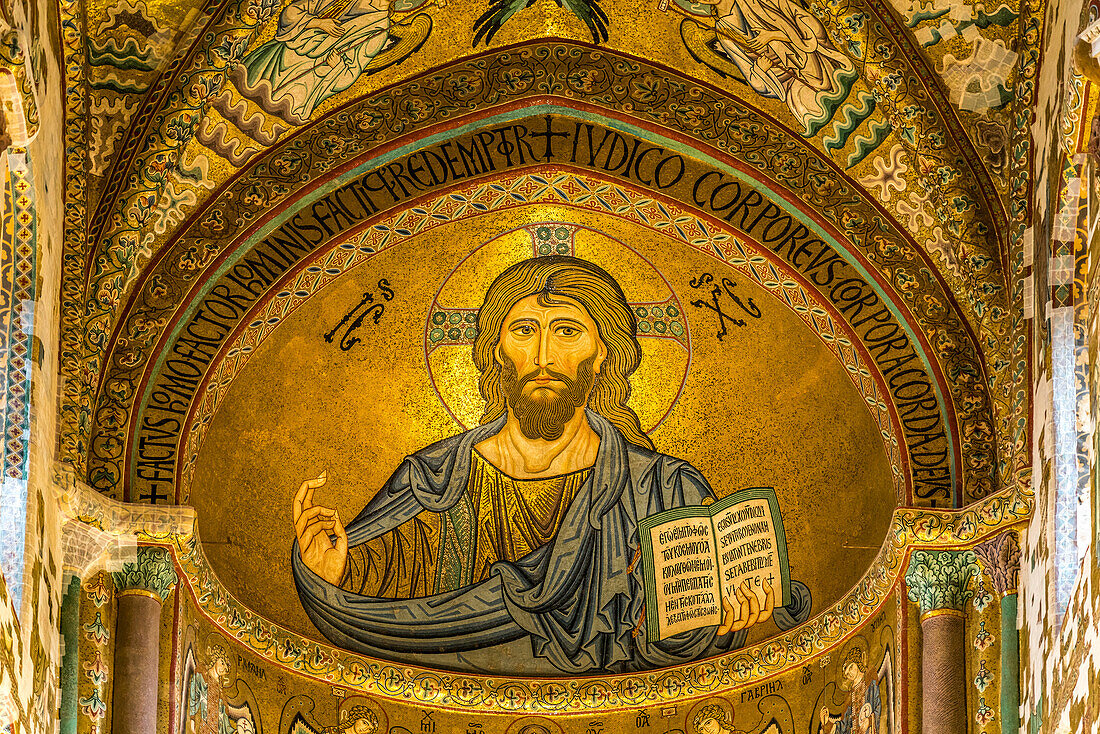 Goldenes Mosaik mit Christus als Pantokrator in der Apsis der Kathedrale Santissimo Salvatore, Cefalu, Sizilien, Italien, Europa