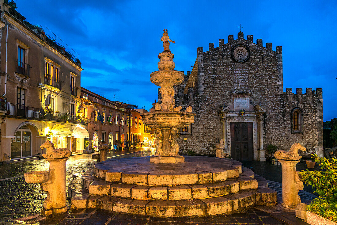 Baroque fountain Fontana di Piazza Duomo in front of the Cathedral of San Nicolo at dusk, Taormina, Sicily, Italy, Europe
