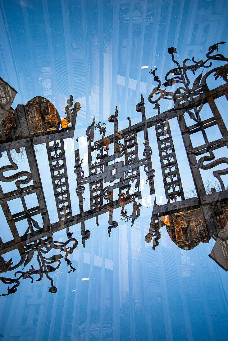 Dekoratives schmiedeeisernes Tor in Mailand, Italien.