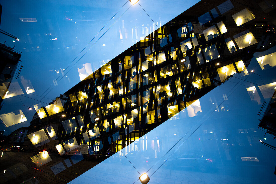 Bürogebäude in Mailand im Licht der Abenddämmerung.