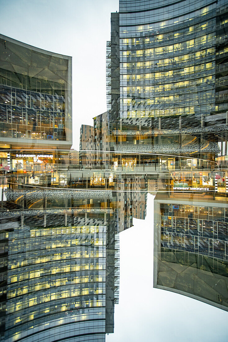 Die moderne Architektur der Piazza Alvar Aalto in der Metropole Mailand, Italien.