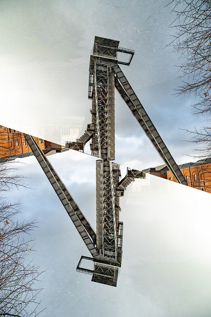 Doppelbelichtung des Förderturms der Kohlemine in Genk, Belgien.
