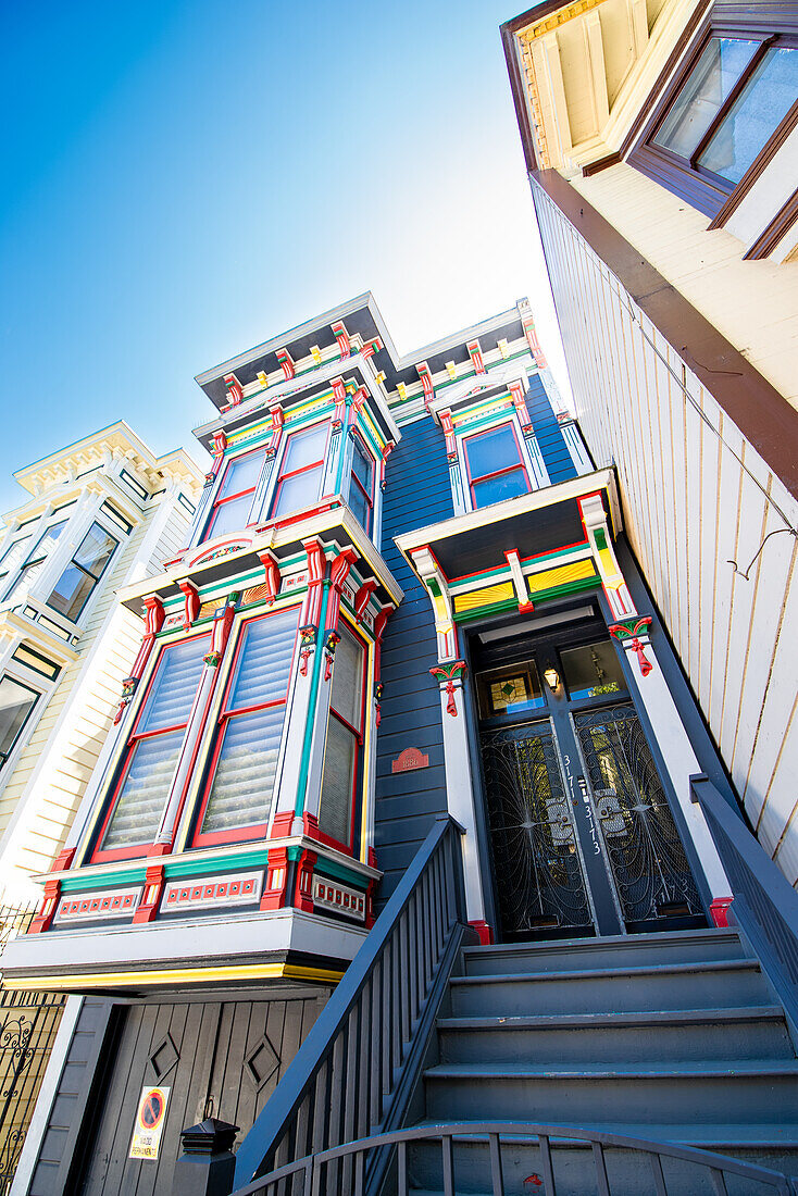 Ein bunt bemaltes Haus im Mission District von San Francisco, Kalifornien, USA