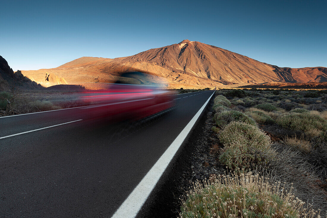 Auto fahren auf der Straße zum Vulkan El Teide in der Morgendämmerung, Teneriffa, Kanarische Inseln, Spanien, Atlantik, Europa