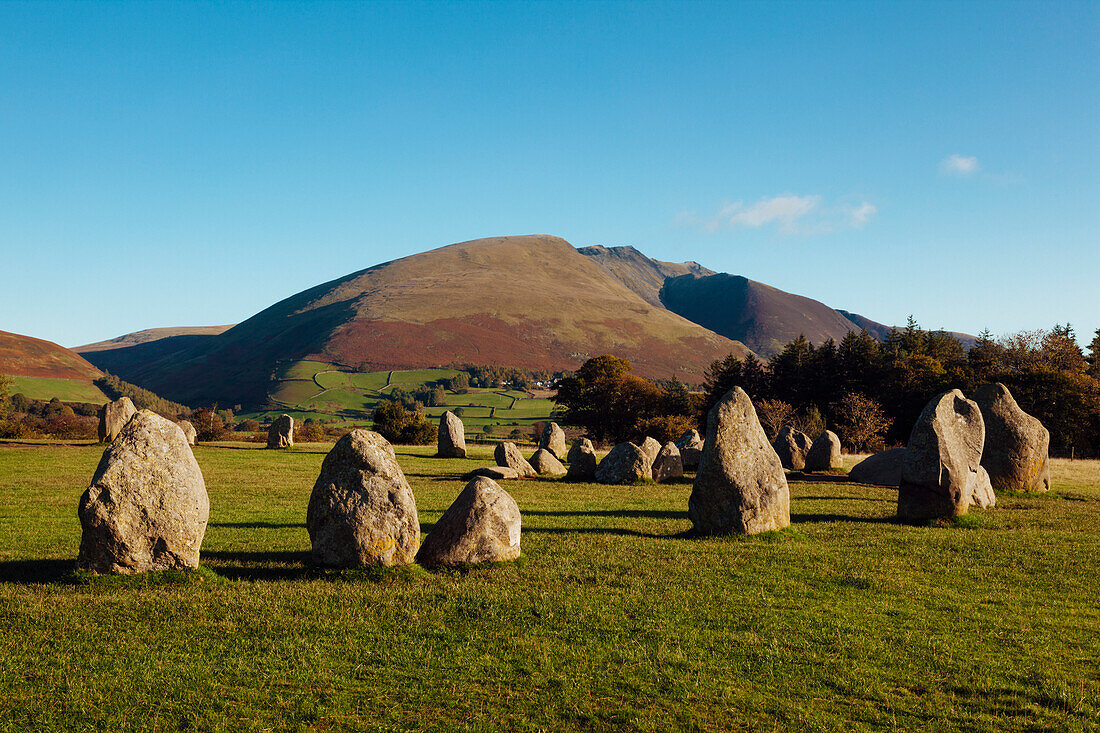 Blencathra über Castlerigg Stone Circle, Nationalpark Lake District, UNESCO-Weltkulturerbe, Cumbria, England, Vereinigtes Königreich, Europa