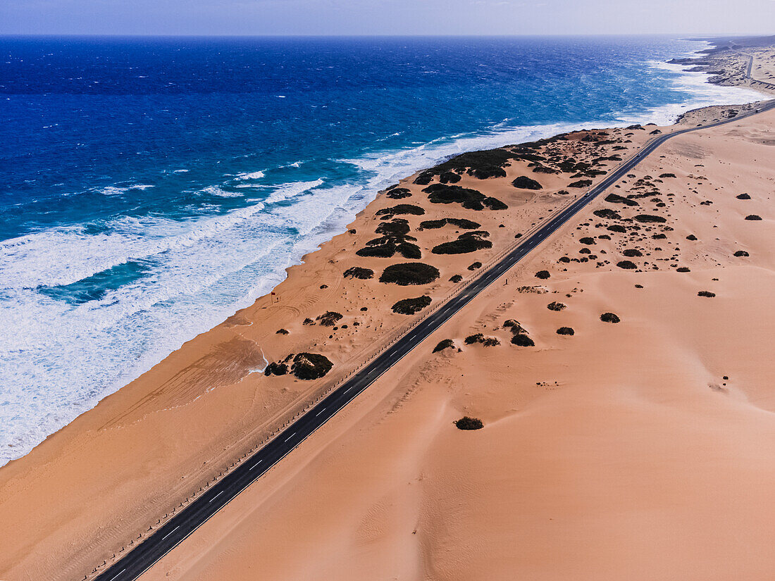 Luftaufnahme von Playa del Moro und Dunas de Corralejo, Fuerteventura, Kanarische Inseln, Spanien, Atlantik, Europa