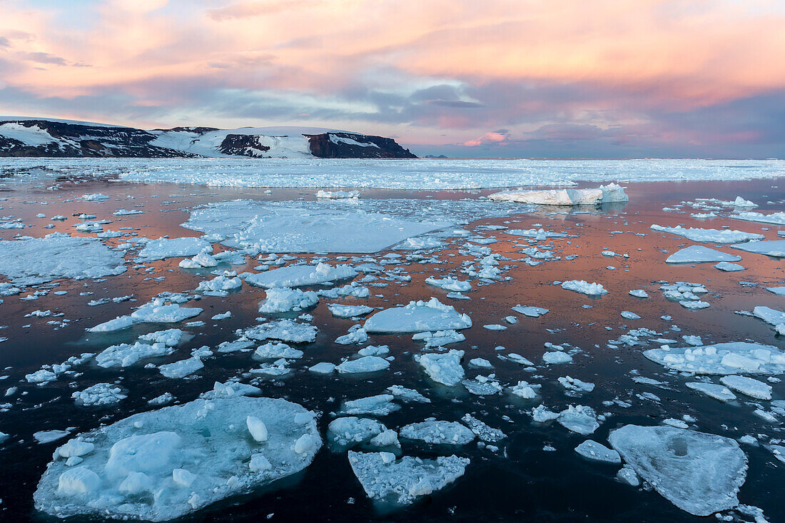 Sonnenuntergang auf dem Meereis des ersten Jahres bei Cogburn Island, Weddellmeer, Antarktis, Polarregionen