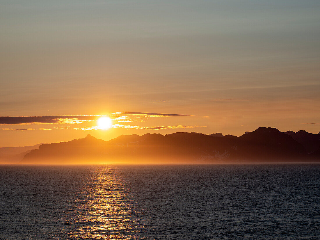 Sonnenuntergang vor der Ostküste von Grönland, Polarregionen