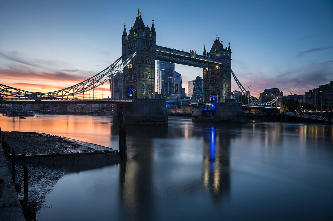 Tower Bridge bei Sonnenuntergang spiegelt sich in der Themse, London, England, Vereinigtes Königreich, Europa