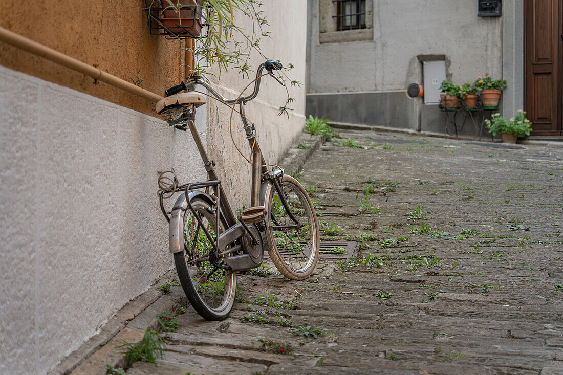 Fahrrad in den Gassen von Muggia, Friaul-Julisch-Venetien, Italien.
