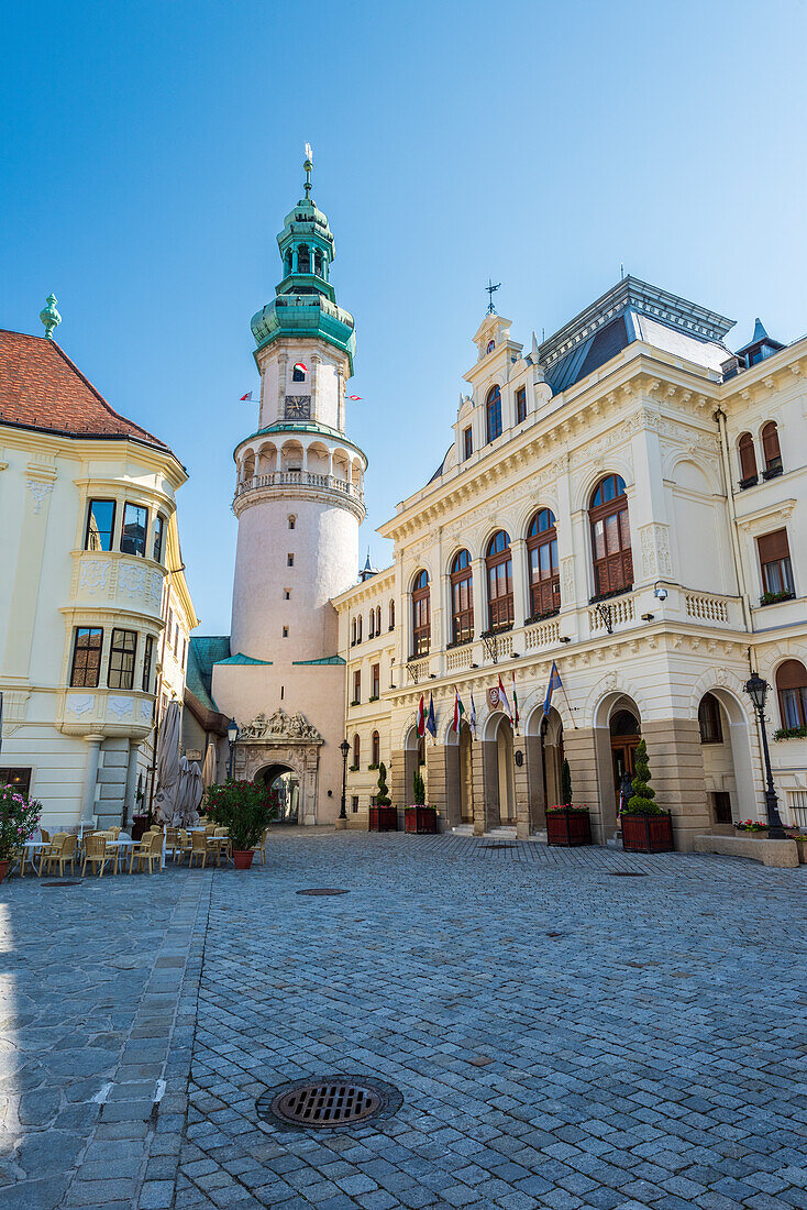 Feuerturm, Stornohaus und Rathaus am Hauptplatz von Sopron, Ungarn
