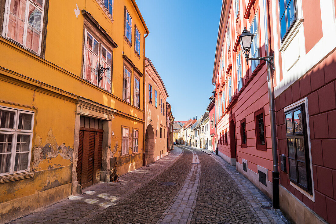 Gasse in der Altstadt von Sopron, Ungarn