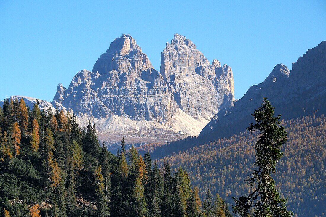 Blick von Süden zu den Drei Zinnen, über Cortina d'Ampezzo, Dolomiten, Veneto, Italien