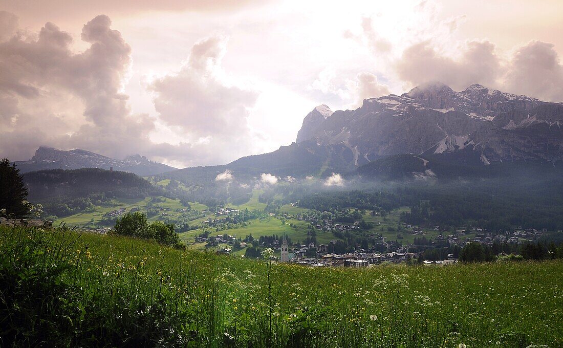 Ansicht von Cortina d'Ampezzo mit Tofana, Dolomiten Belluno, Veneto, Italien