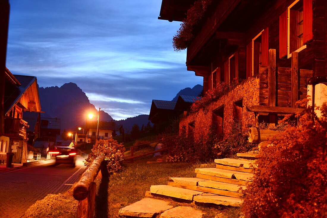 Im historischen Teil Borgata von Sappada in den Karnischen Alpen des Friaul, Nord-Italien