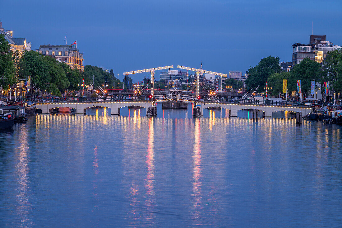 Magere Brug at dusk, Amsterdam, Benelux, Benelux, North Holland, Noord-Holland, Netherlands