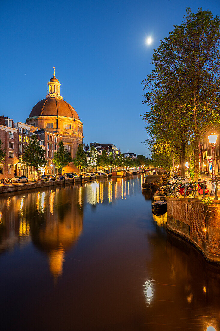 Singelgracht mit Koepelkerk Hotel in der Abenddämmerung, Amsterdam, Benelux, Beneluxstaaten, Nordholland, Noord-Holland, Niederlande