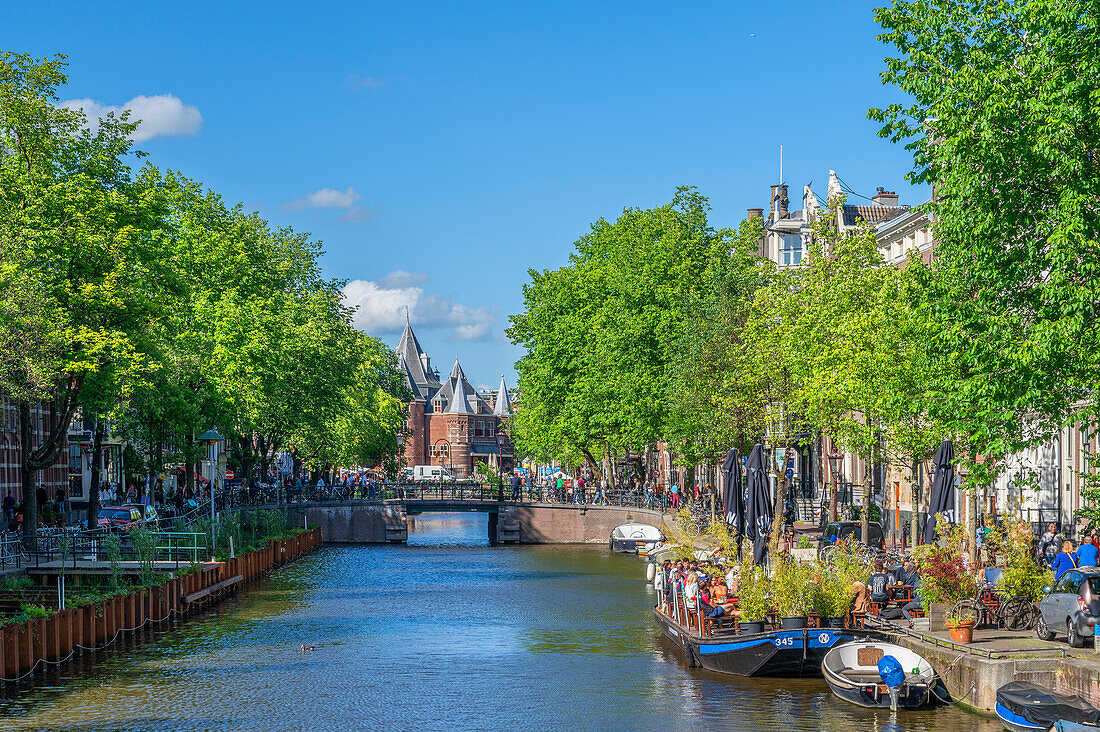 Kloveniersburgwal mit Blick zur Stadtwaage De Waag am Neumarkt, Amsterdam, Benelux, Beneluxstaaten, Nordholland, Noord-Holland, Niederlande