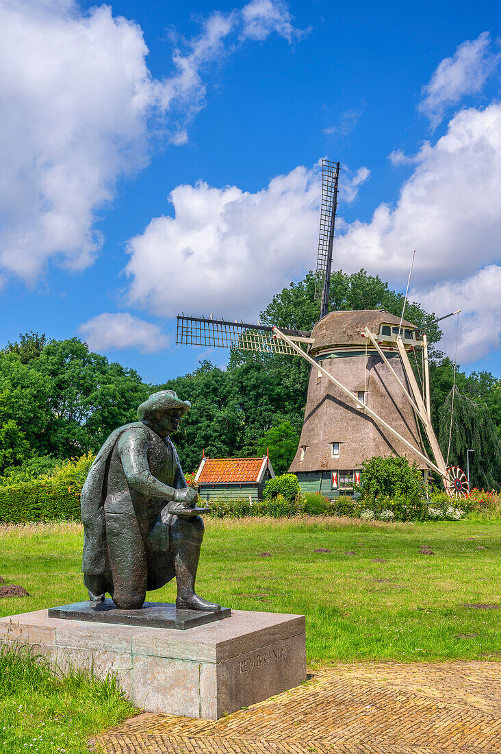 De Riekermolen im Amstelpark mit Rembrandt Statue, Amsterdam, Benelux, Beneluxstaaten, Nordholland, Noord-Holland, Niederlande