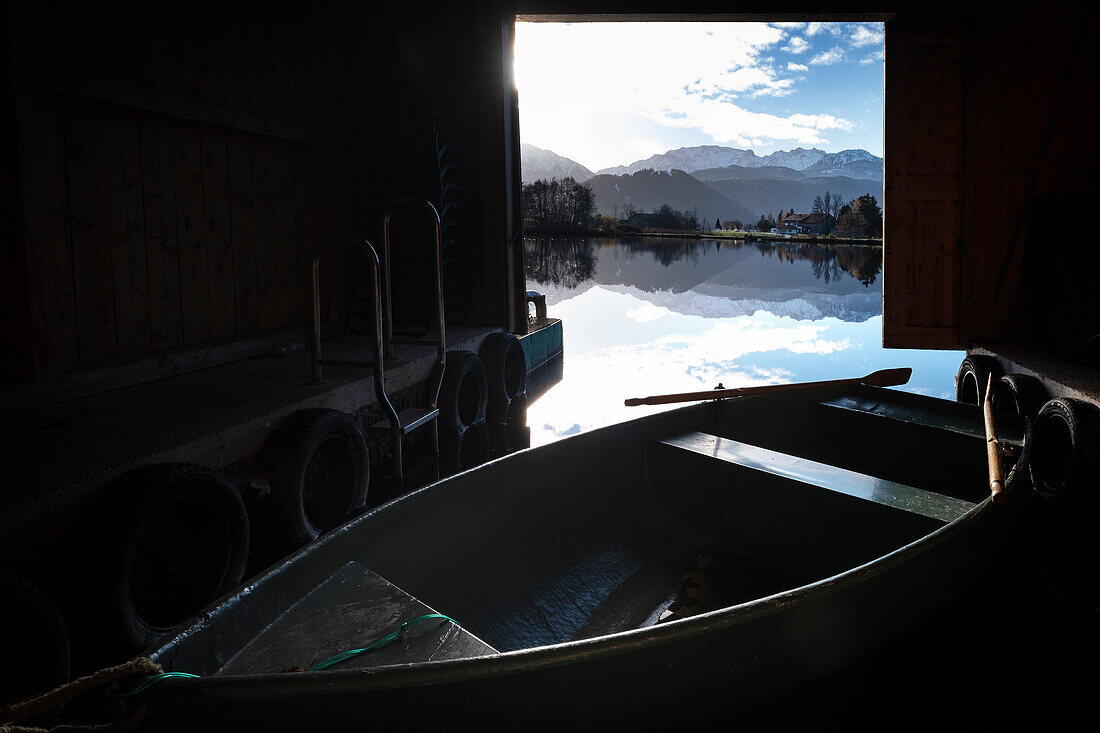 Blick aus Bootshütte auf den Kühmoossee beim Forggensee mit Tannheimer Alpen, Buching, Halblech, Füssen, Allgäu, Bayern, Deutschland, Europa