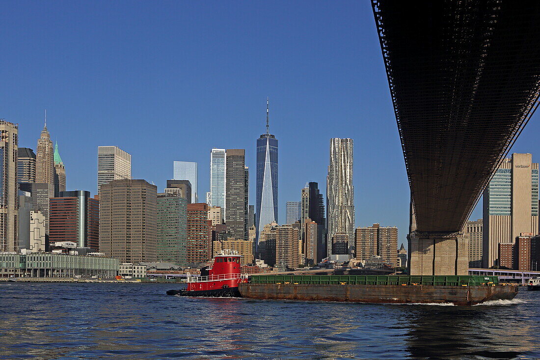 Blick vom Bridge Park mit der Fahrbahn der Brooklyn Bridge über den East River auf das World Trade Center, Brooklyn, New York, New York, USA